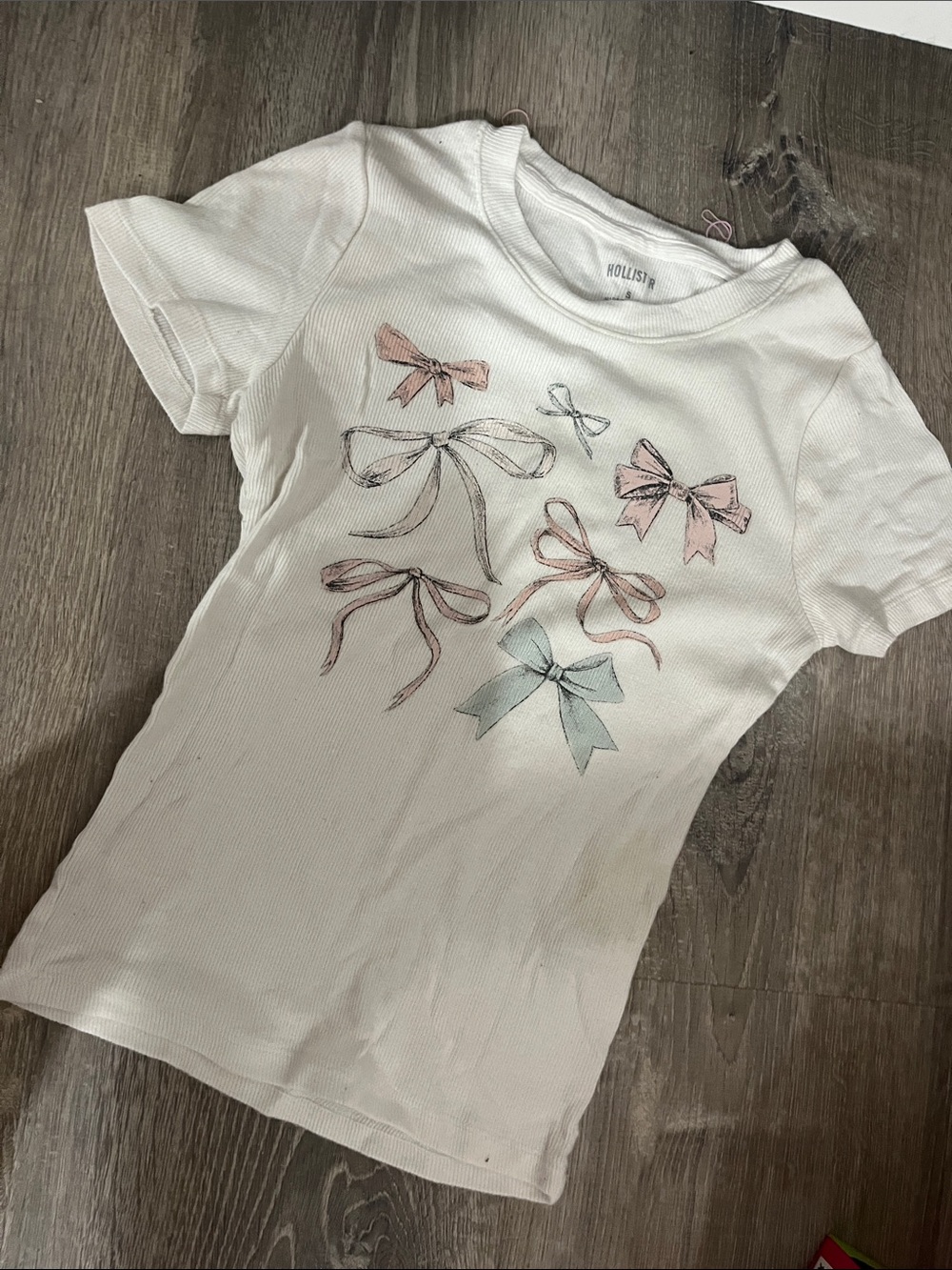 Hollister White Short-Sleeve Tee with Pastel Bow Motif